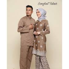 Baju ini terbuat dari bahan tipis atau sutra dan pada tepi muka serta lengan biasa dihiasi rajutan renda halus. Baju Kurung Songket Couple Set Shopee Malaysia