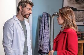 Serena rossi è a casa sua in jeans e maglione, dietro di lei brilla ancora un tripudio di lucine natalizie. Mina Settembre Il Cast Della Nuova Serie In Onda Su Rai 1