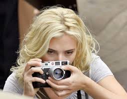 Scarlett Johansson Using Her Leica M6 Silver With Leicavit And A Summarit 50mm F1 5 Film Vicky Cristina Ba Girls With Cameras Scarlett Johansson Leica