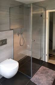 Massgefertigte Bodenebene Glasdusche Als Eckdusche Duschabtrennung Badezimmer Dachschrage Eckduschen