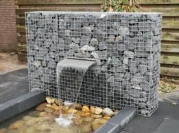Utilisez De La Pierre Pour Realiser De Magnifiques Amenagements Exterieurs Decorations Trucs Et B Jardin D Eau Water Feature Amenagement Paysager Succulent