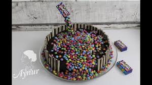 Da noah sich einen paw patrol kuchen gewünscht hat, habe ich einfach zwei paw patrol spielfiguren auf den geburtstagskuchen mit kinderriegeln und smarties gestellt. Einfaches Smarties Kuchen Fur Kindergeburtstag Youtube