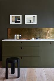 Cuisine En Couloir Avec Zelliges Laiton Ou Cuivres Et Briques Au Sol Couleur Lichen Top Egalement Cuisine Moderne Cuisine Contemporaine Credence Cuisine