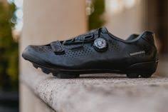 Mit Dem Shimano Rx8 Bringen Die Japaner Ihren Ersten Gravelschuh Er Ist So Leicht Wie Ein Rennradschuh Hat Aber All Rennrad Rennradschuhe Mountainbike Schuhe