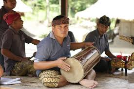 Alat musik ritmis digunakan sebagai pengiring / pengatur irama lagu. Anisa Deasty Malela Ø¹Ù„Ù‰ ØªÙˆÙŠØªØ± Gendang Beleq Adalah Alat Musik Tradisional Lombok Yang Dimainkan Secara Berkelompok Dengan Ritme Dan Suara Yang Berbeda Pesonabudayalombok Https T Co Lrafxzizrg