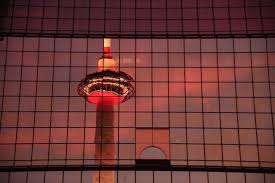 京都駅ビル 夕焼け ガラスが映す幻想的な夕暮の空 京都 京都 夜景 ガラスの建物
