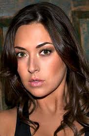 Elizabeth Schaible's Instagram, Twitter & Facebook