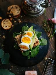 Tra questi, ricordiamo le proteine ad alto valore biologico, la riboflavina o vitamina b2 ed il calcio, senza contare che vantando l'87% d'acqua, il latte favorisce il mantenimento di un buono stato di idratazione. 10 Alimenti Ricchi Di Calcio Anche Senza Lattosio Westwing