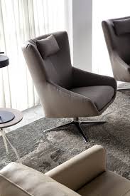 Ohrensessel Im Modernen Design Gemutlicher Und Gepolsterter Sitz In Grau Hochwertige Qualitat Mit Echtleder Posterung Sessel Ohrensessel Modernes Design