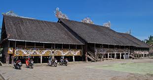 The jogya tiled corridor spine takes you past the pool and kithen area into a double height living and dining area that opens into the garden. Keunikan Rumah Betang Rumah Adat Suku Dayak Borneo Id