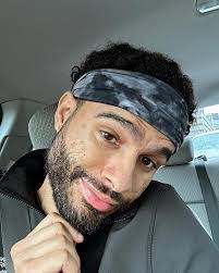 Elliot Shields's Instagram, Twitter & Facebook