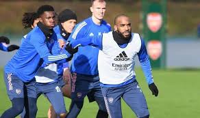 84' mike dean has awarded corner kick to man utd. Okzennde6w1bwm
