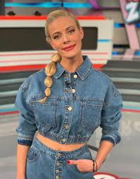 Η ζέτα μακρυπούλια το φετινό καλοκαίρι έχει αφοσιωθεί στο θέατρο, πρωταγωνιστώντας στην παράσταση δον ζουάν μαζί με τον νίκο κουρή. H Zeta Makrypoylia Yio8ethse To Bubble Ponytail Kai Ta Mallia Ths Edei3an Pio Ploysia Znews