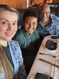 Momma got Maks and I outside today for my Father's Day lunch. She was  bringing home the bacon yesterday. Lol 😂 Big Daddy still be shining like a  diamond. It's hard out