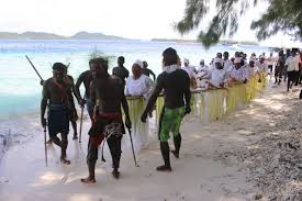 Prakiraan gelombang dan ombak selat sunda selatan. Konservasi Adat Sang Penjaga Laut Raja Ampat Di Papua Barat Kumparan Com