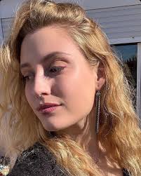 No creo que nadie me extrañaría en el programa si me fuera, así que si  quieren que me quede y me sigan en todo el Vienen nuevos episodios, quiero  que digan un