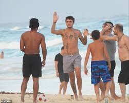 Levitating singer dua lipa celebrated her love for anwar hadid in honor of his birthday on june 22. Anwar Hadid Enjoys Maskless Beach Day With Friends In Mexico Amid Global Covid 19 Pandemic Aktuelle Boulevard Nachrichten Und Fotogalerien Zu Stars Sternchen