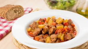 Si alguna vez te preguntaste cómo cocinar plátanos maduros, esta es la receta más fácil que podrás encontrar. Pavo Guisado Con Patatas Receta Facil Y Economica Youtube