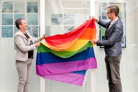 De vlag van de regenboog. Regenboogvlag En Gedicht Tijdens Coming Out Dag Dat Is Oss