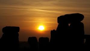 Ciascuno dei due momenti dell anno in cui il sole raggiunge la massima declinazione, determinando rispettivamente il giorno più lungo e la notte più lunga dell anno. Arriva Il Solstizio D Estate Ecco Perche Quest Anno E Il 21 Giugno E Non Il 20 Giornale Di Sicilia