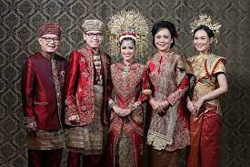 Ada suku dayak, suku minang, suku jawa, suku madura dan masih banyak. Baju Orang Tua Pengantin Adat Sunda Greatnesia