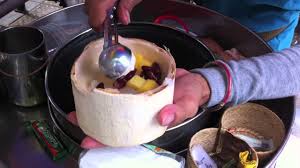 Pop ice rasa coklat 1 saset , strobery 1 saset, dn milk shake rasa melon 2 sendok teh. Makan Coconut Ice Cream Es Krim Kelapa Bangkok Khaosan Road By Arie Kurniawan