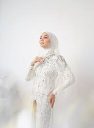 Mengusung adat jawa klasik dengan latar tugu yogyakarta, prewedding yang digelar oleh pasangan mas pur dan dwinda tersebut terlihat sangat romantis memilih batik khas solo, pasangan kahiyang dan bobby juga menggelar prewedding dengan kosep jawa. Kebaya Maupun Gaun Pernikahan Berikut Rekomendasi Tempat Sewa Baju Pengantin Terpercaya Bridestory Blog