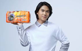 Meskipun iqbal lahir di surabaya namun ia asli bandung dan saat ini iqbaal ramadhan menetap di jakarta timur. Iqbaal Ramadhan New Brand Ambassador Cleo 2021 Tanobel Food