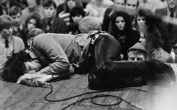 📆#UnDiaComoHoy pero en 1971 Jim Morrison (Doors) fallece en Paris a la edad de 27 años por una sobredosis #backstagemagazinecr #BCKSTG