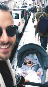 A esposa de junior lima, monica benini, chamou a atenção de todos no último show da turnê da dupla no último sábado (9). Agbnews Rosely Rodrigues Junior Lima Passeia Com O Filho Pelas Ruas De Portugal