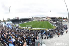 16.667 davon 6.190 sitzplätze (5.155 davon überdacht) 10.475 stehplätze (alle überdacht). Umbau Beendet Mehr Platze Im Grunwalder Stadion Onetz