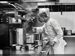 Portrait Du Grand Chef Eric Frechon Chef Des Cuisines De L Hotel Bristol A Paris Qui Nous Donne Sa Recette De Dinde Au Tandoori
