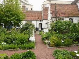 Creer Un Jardin De Simples Aromatiques Medicinales Plantes Utiles Jardins Jardin D Herbes Aromatiques Jardin D Herbes