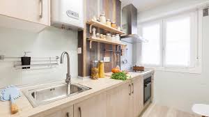 Decoramos una anticuada cocina para darle un toque más acogedor, luminoso y agradable. Cocina Pequena En Madera Y Sin Obra Saca El Maximo Partido A Cada Espacio Decogarden