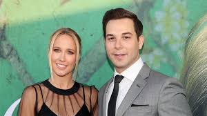Anna camp and skylar astin were introduced by a mutual friend and got to know each other while filming the movie, clearly becoming close. Anna Camp Skylar Astin Pitch Perfect Stars Verheiratet Promiflash De