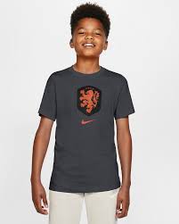 Dit prachtige voetbaltenue dragen de sterspelers van onze. Nederland Voetbalshirt Voor Kids Nike Nl