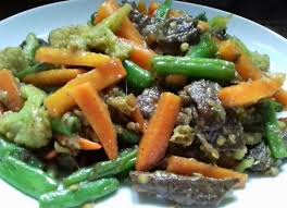 Mungkin itu kalimat yang pas untuk menggambarkan orang indonesia. Perpaduan Maknyos Sop Daging Sapi Dan Sambal Kecap Perbincangan Perempuan