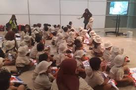 Dengan belajar mewarnai mewarnai gambar monas akan dapat membangun kreatifitas dan pola berfikir buah hati anda. Gemasnya Lihat 1 000 Siswa Paud Belajar Cinta Tanah Air Di Museum Halaman All Kompas Com