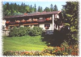 Haus mittenwald bestaat uit 5 verschillende huizen varierend van 4 persoons t/m 10 persoons appartementen. Herzlich Willkommen Im Haus Strodl In Mittenwald Oberbayern Gastezimmer Mit Dusche Wc Tv