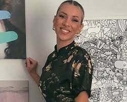 Η γαρυφαλλιά καληφώνη έγινε ευρέως γνωστή μέσα από τη συμμετοχή της στον πρώτο κύκλο του greece's next top model και παρά το γεγονός ότι αποχώρησε οικειοθελώς κατάφερε να ξεχωρίσει με την εμφάνισή της. Gntm H Garyfallia Kalhfwnh Menei Mono Me Ta Aparaithta Neoblogs Gr
