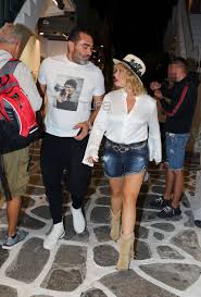 Savesave ελεωνόρα ζουγανέλη for later. Elewnora Zoyganelh Ananewmenh Kai Eydia8eth Kanei Boltes Sta Grafika Stenakia Ths Mykonoy Freegossip
