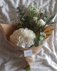 En nuestra tienda de flores y regalos a domicilio te ofrecemos variedad en ramos de rosas, flores variadas y regalos para ocasiones especiales. Ramo Petite Oasis Floristas Flores Paras Bodas Y Eventos En Cartagena