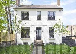 في سباق منزله في سيلفرستون ، تفوق هاميلتون على منافسين في بيكيتس ، وهي سلسلة من الانحناءات عالية السرعة حيث يكون التجاوز نادرًا. Ø¨Ø§Ù„ØµÙˆØ± Ù‚Ø±Ø§Ø± Ù…ÙØ§Ø¬Ø¦ ÙŠÙˆØ±Ø· Ù‡Ø§Ù…ÙŠÙ„ØªÙˆÙ† ÙÙŠ Ø£Ø²Ù…Ø© Ù…Ø¹ Ø¬ÙŠØ±Ø§Ù†Ù‡