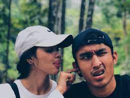 Beliau sebelum ini pernah menjalin hubungan dengan pelakon dan pengacara ain edruce, namun berpisah akibat perbezaan kreatif. Ahmad Ezzrin Loy On Twitter Mm