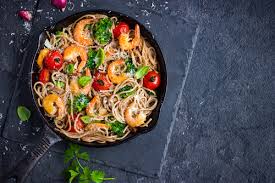 A veces, nos es difícil incorporar las verduras a nuestros platillos, por lo que tener alguna receta a la mano que sea sencilla y que podamos variar es indispensable. Receta De Espaguetis Con Verduras Y Gambas Unareceta Com