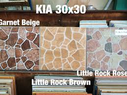 Tiang teras rumah minimalis berbentuk bulat lebih terlihat modern daripada tiang dari batu alam. Motif Keramik Dinding Teras Depan Rumah Terbaru Calonarsitek Com