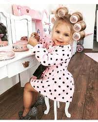 Rosa Pink Farbe Wellen Locken Kinder Schwester Friseur Schuhe Kleid Harre Out Frisieren Frisuren Baby Photoshoot Girl Cute Kids Fashion Baby Photoshoot