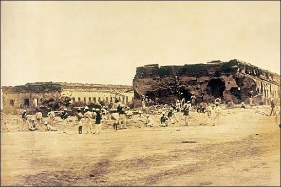 चित्र:Up to 1,000 British troops, their families and loyal sepoys were holed up in Gen