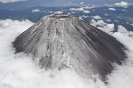 It is not surprising that the nearly perfectly shaped volcano has been worshiped as a sacred mountain and experienced big popularity among artists and common people throughout the centuries. Erster Schnee Des Herbstes Auf Dem Mount Fuji