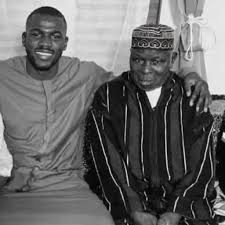Le capitaine de l'équipe nationale Sénégalaise 🇸🇳, Kalidou Koulibaly est en deuil suite au décès de son père ..🕊️😢 Innâ lillahi wa innâ ilayhi râji'ûn Toutes nos condoléances à lui, sa famille